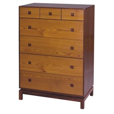 Cômoda de madeira clara e escura com várias gavetas e puxadores quadrados