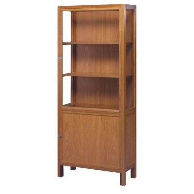 Vitrina alta de madeira castanha com prateleiras e porta