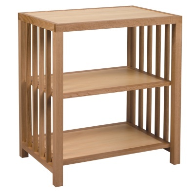 Mesa de madeira clara com prateleiras e ripas verticais nas laterais