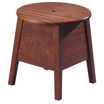 Banco pequeno de madeira com tampo redondo e quatro pernas