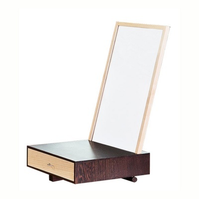 Espelho com moldura de madeira clara numa base de madeira escura com gaveta