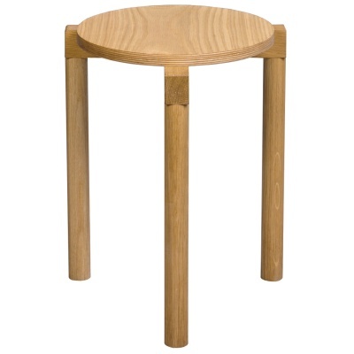 Cadeira baixa de madeira clara com três pernas e tampo redondo