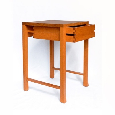 Mesa de apoio em madeira castanha com gaveta entreaberta sobre fundo branco