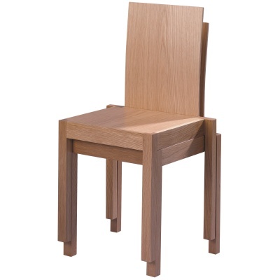 Cadeira empilhável em madeira clara com padrão de veios visíveis