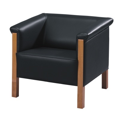 Poltrona preta de pele com estrutura de madeira clara