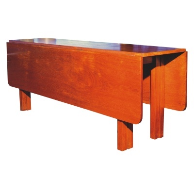 Mesa de madeira castanha com tampo extensível e quatro pernas retas