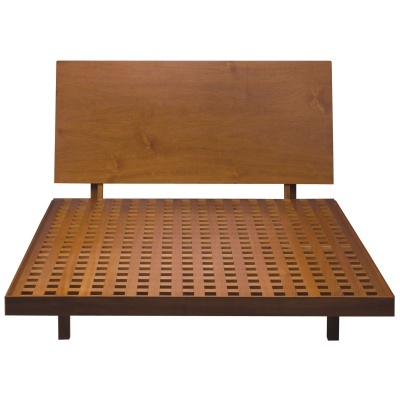 Cama de madeira castanha com cabeceira e base de grelha