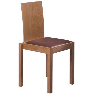 Cadeira moderna em madeira clara com assento estofado castanho