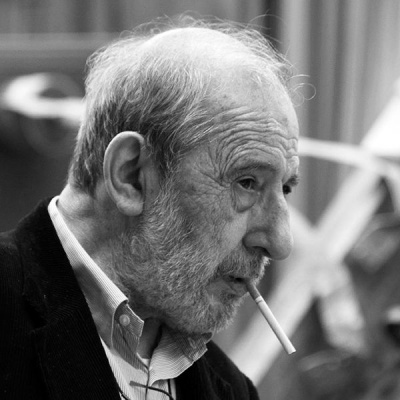 Homem idoso de perfil com cigarro na boca