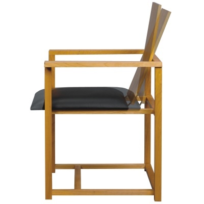 Cadeira de madeira clara com assento almofadado preto e encosto móvel
