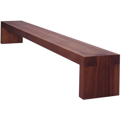 Banco comprido de madeira castanha escura com acabamento liso