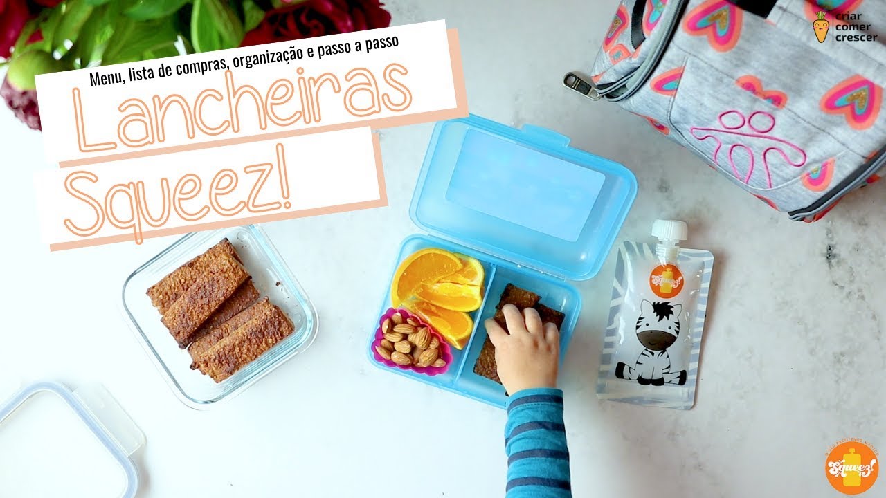 Lancheira azul com laranja, amendoins e lanche, recipiente com barras de cereais, embalagem de vaca e bolsa colorida