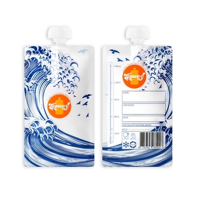Embalagens flexíveis com desenho azul de ondas e gaivotas e círculo laranja com texto