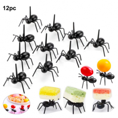 Colheres para aperitivos em formato de formigas pretas em plástico segurando pequenos alimentos coloridos