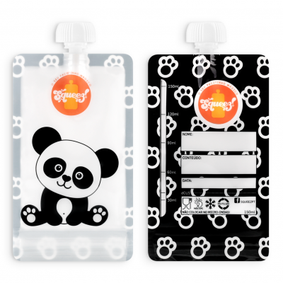 Duas embalagens flexíveis tipo pouch com desenhos de pandas e pegadas, uma branca e outra preta, com selo Squeeze3.