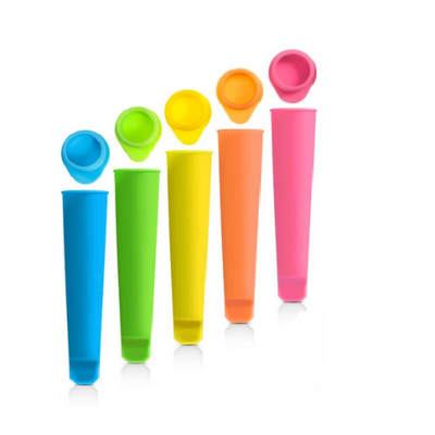 Cinco tubos plásticos coloridos com tampas abertas em fundo branco