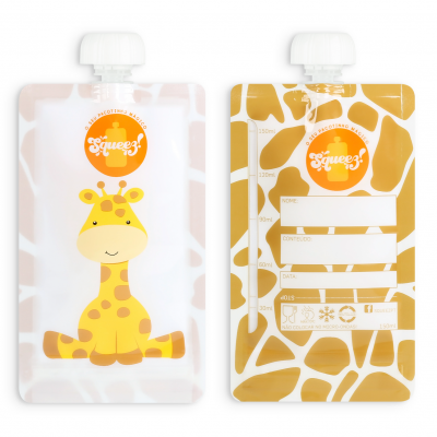 Frascos de plástico para líquidos com ilustrações e padrões de girafas em amarelo, branco e castanho claro.