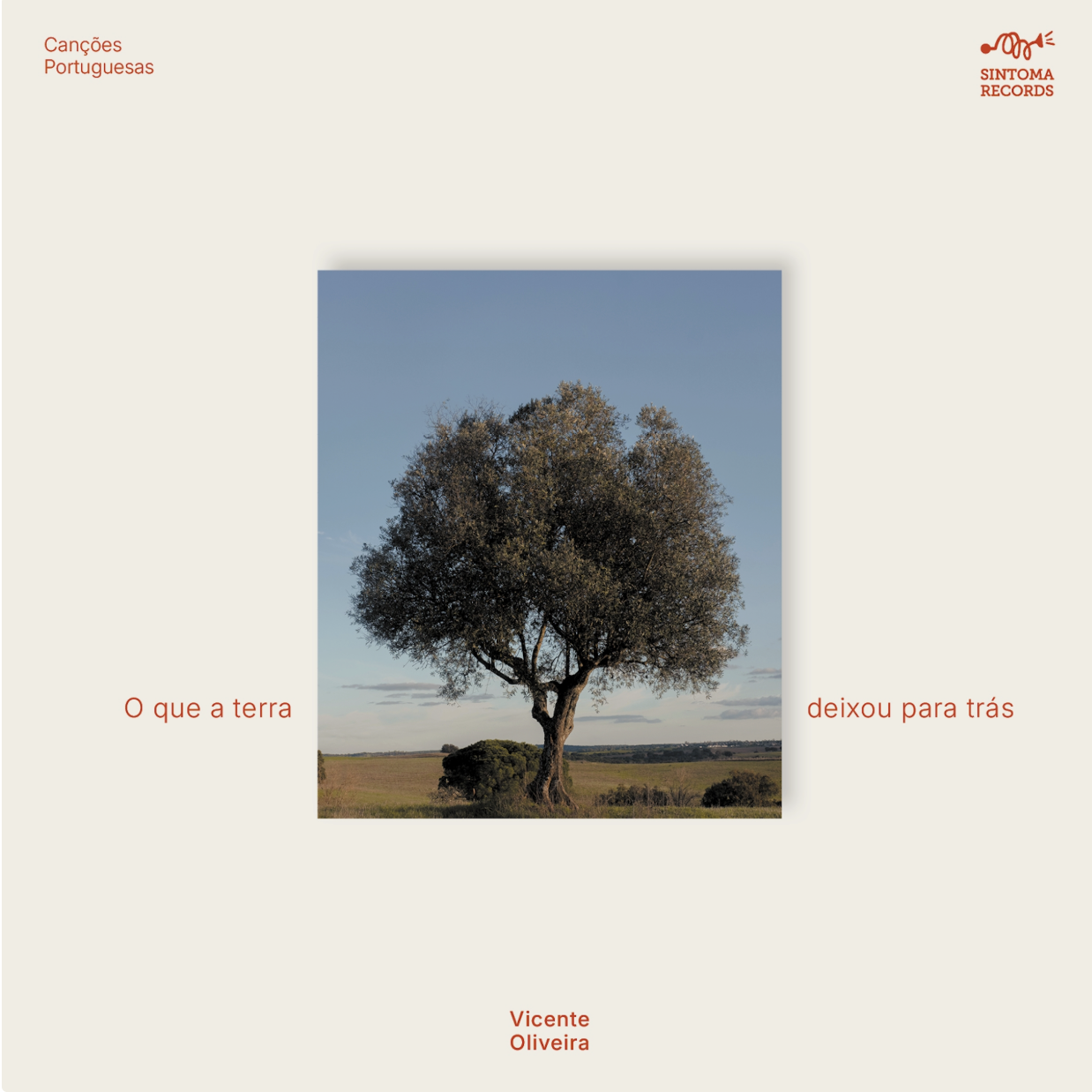 Capa de álbum musical com fotografia de árvore num campo e texto em português