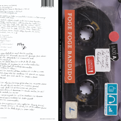 Duas cassetes áudio preto com etiquetas e folha manuscrita com fotografias