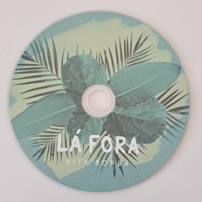 CD com design de folhas verdes e texto LÁ FORA RITA BORBA