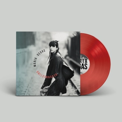 Disco vinil vermelho translúcido com capa em tons de cinza e mulher na imagem