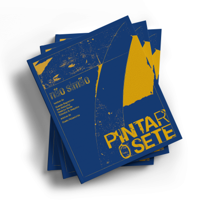 Catálogos ou revistas azuis e amarelas com texto PINTAR O SETE empilhados