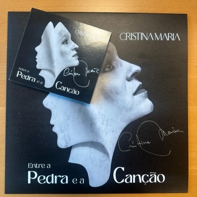 Capa de disco vinil e CD da artista CRISTINA MARIA com título ENTRE A PEDRA E A CANÇÃO