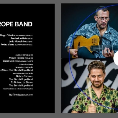 Texto sobre a banda The Stick & Rope Band à esquerda e foto dos quatro músicos no palco à direita