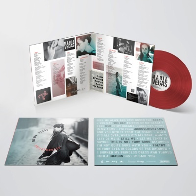 Vinil vermelho de Maria Vegas com capa a preto e branco e folhas de letras