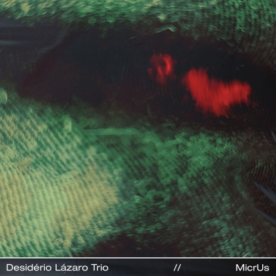 Capa de álbum musical com texto Desidério Lázaro Trio e MicrUs em faixa preta