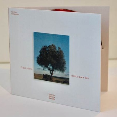 Capa de CD com imagem de árvore e texto em vermelho