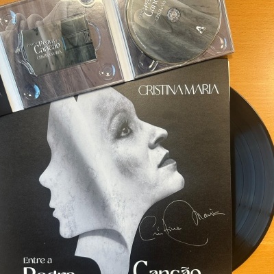 Conjunto de vinil e CD do álbum Entre a Pedra e a Canção de Cristina Maria