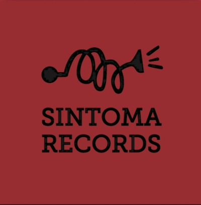 Logotipo preto com corneta e texto SINTOMA RECORDS em fundo vermelho escuro