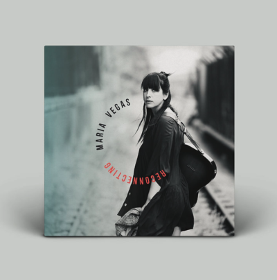 Capa de álbum com fotografia em preto e branco de mulher com violão junto a linhas de caminho de ferro e texto MARIA VEGAS RECONNECTING