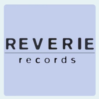 Logótipo REVERIE records em fundo azul claro