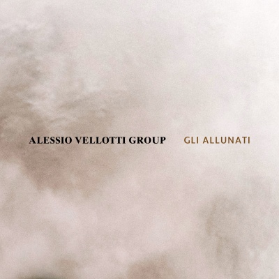 Capa de álbum com fundo creme e texto ALESSIO VELLOTTI GROUP GLI ALLUNATI