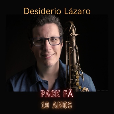Homem com saxofone contra fundo preto com texto Desiderio Lázaro e PACK FÃ 10 ANOS