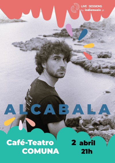 Homem de cabelo encaracolado com t-shirt preta sentado perto de água e pedras, texto sobreposto com detalhes do evento.