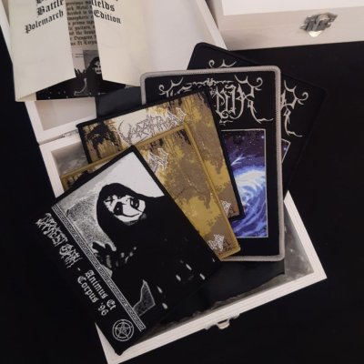 Conjunto de patches de tecido com imagens e textos dentro de caixa de madeira branca