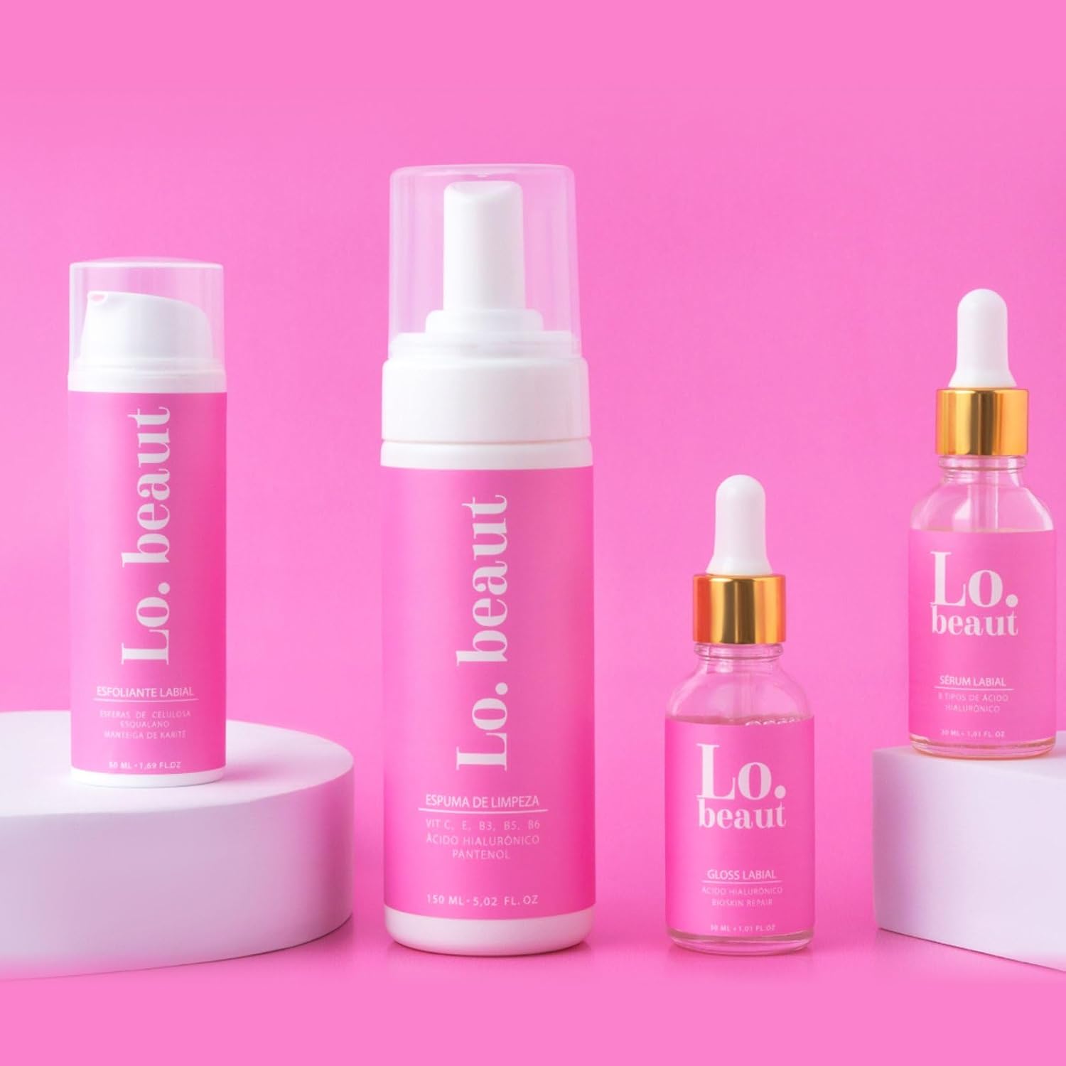 Conjunto de produtos cosméticos rosa Lo.beaut com esfoliante e séruns em fundo rosa