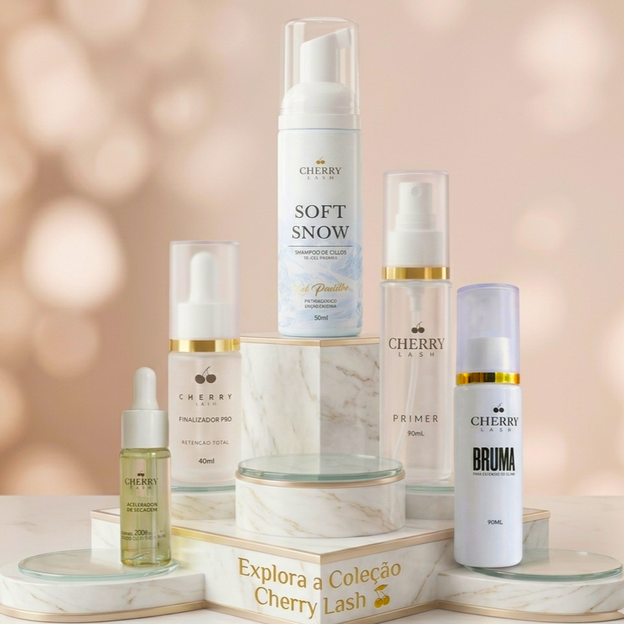 Coleção de produtos Cherry Lash para cuidados de pestanas em frascos brancos e transparentes sobre suportes brancos com padrão de mármore.