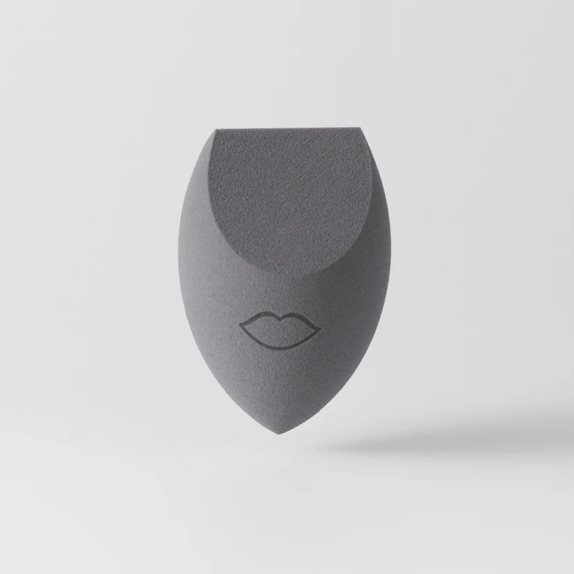 Esponja de maquilhagem cinzenta com desenho de lábios negros
