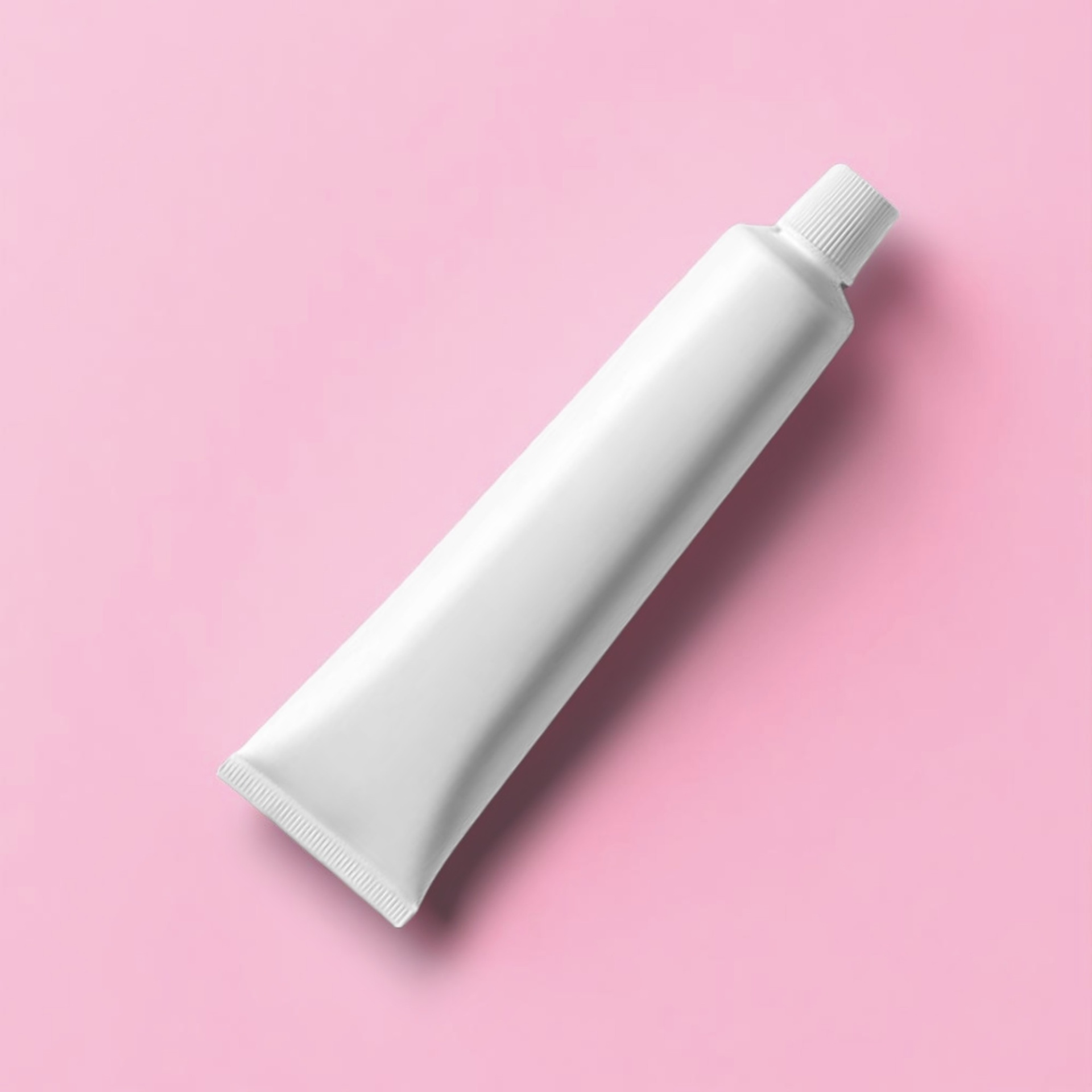 Bisnaga branca com tampa de rosca em fundo rosa