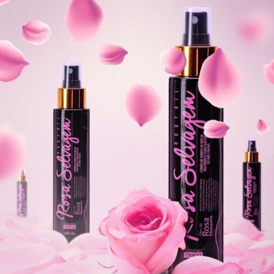 Frascos pretos com spray dourado, texto Rosa Sedução, pétalas e rosa cor-de-rosa