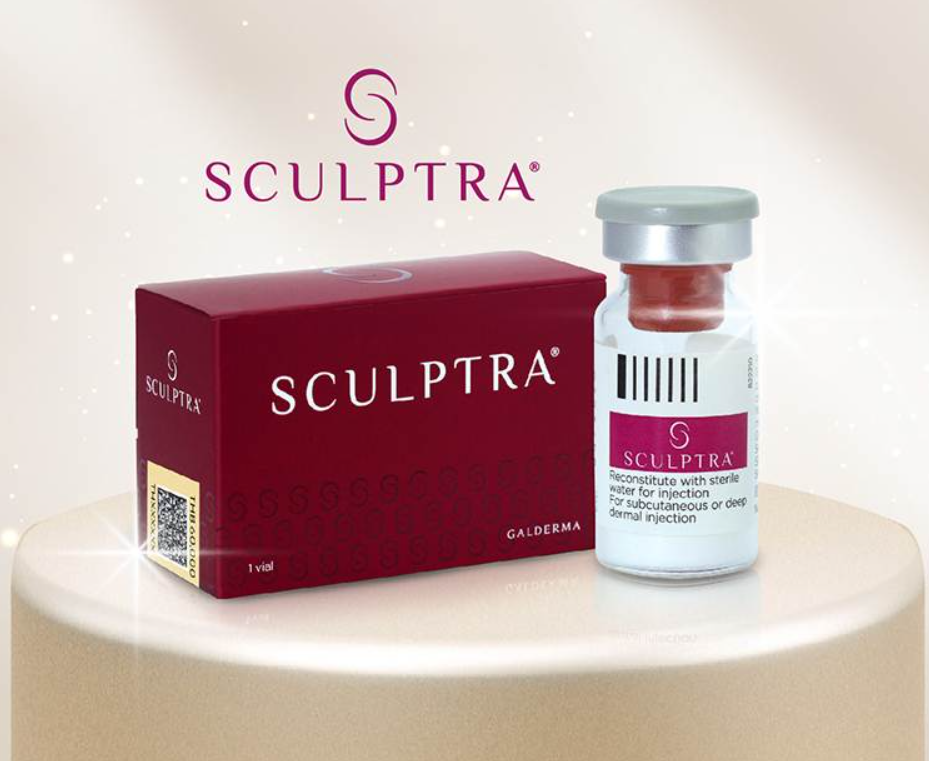 Frasco e caixa do produto Sculptra sobre superfície bege