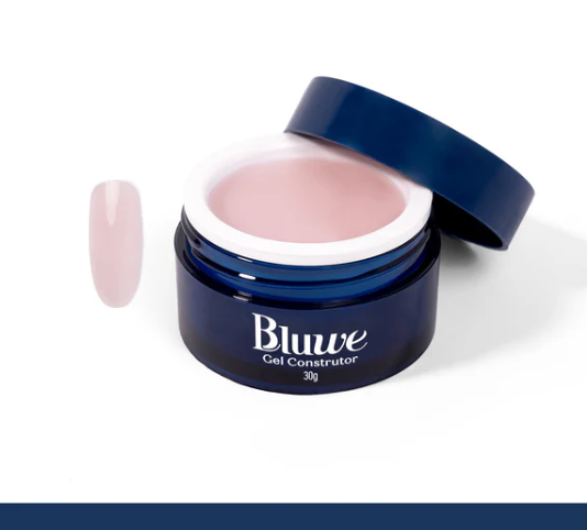 Gel construtor para unhas Bluwe em recipiente azul com tampa e gel rosado ao lado