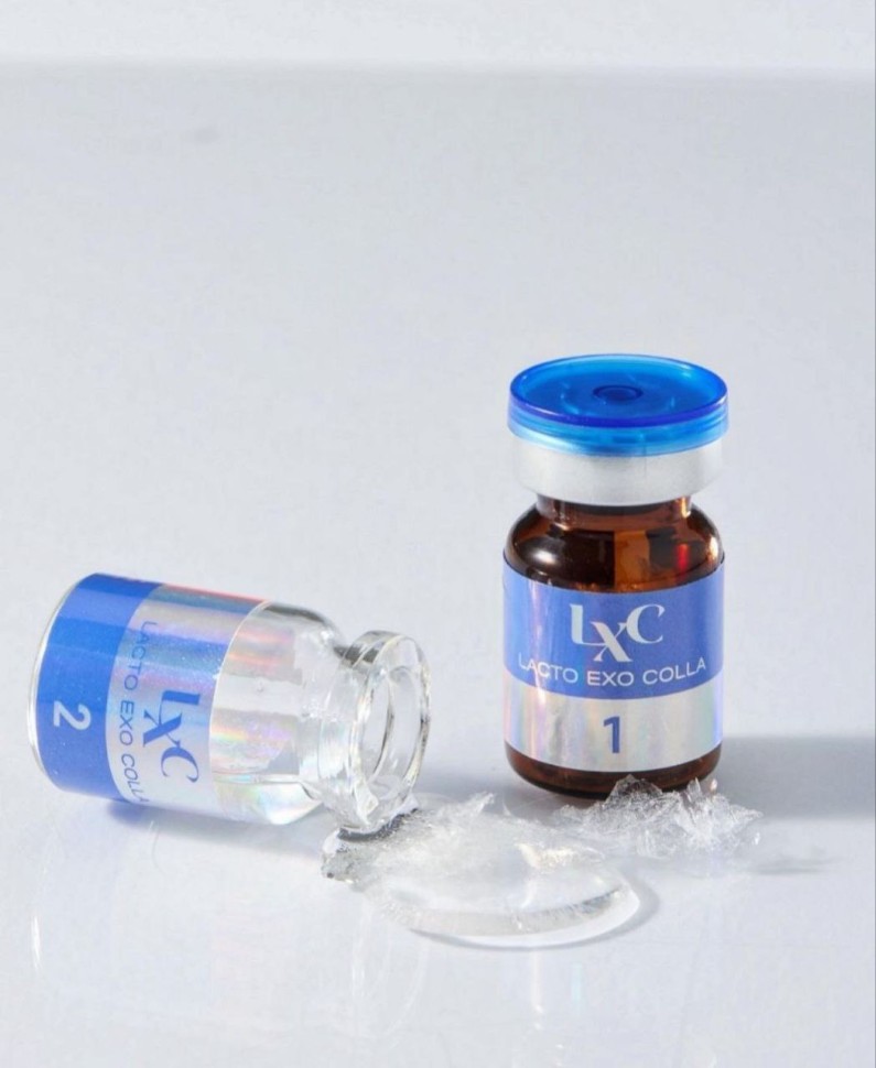 Frascos de vidro médicos com conteúdo transparente e rótulos azuis com os números 1 e 2