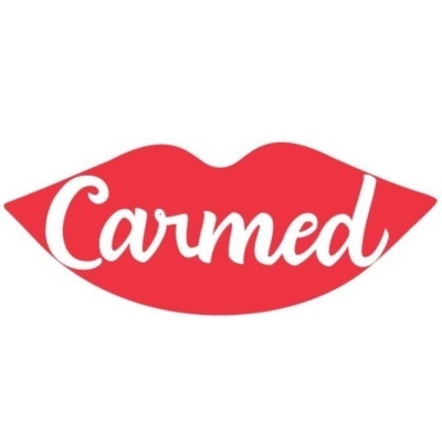 Logotipo Carmed com lábios vermelhos