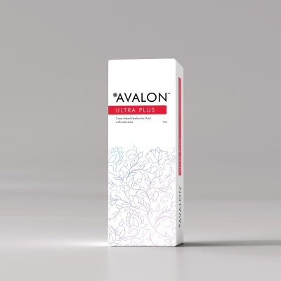 Embalagem branca de creme facial Avalon Ultra Plus com padrão floral azul