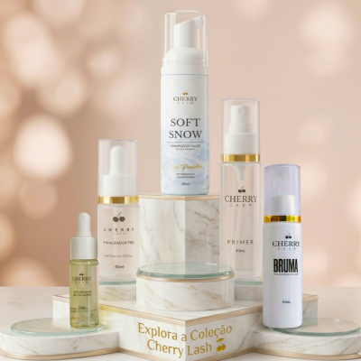 Coleção de produtos Cherry Lash para cuidados de pestanas em frascos brancos e transparentes sobre suportes brancos com padrão de mármore.